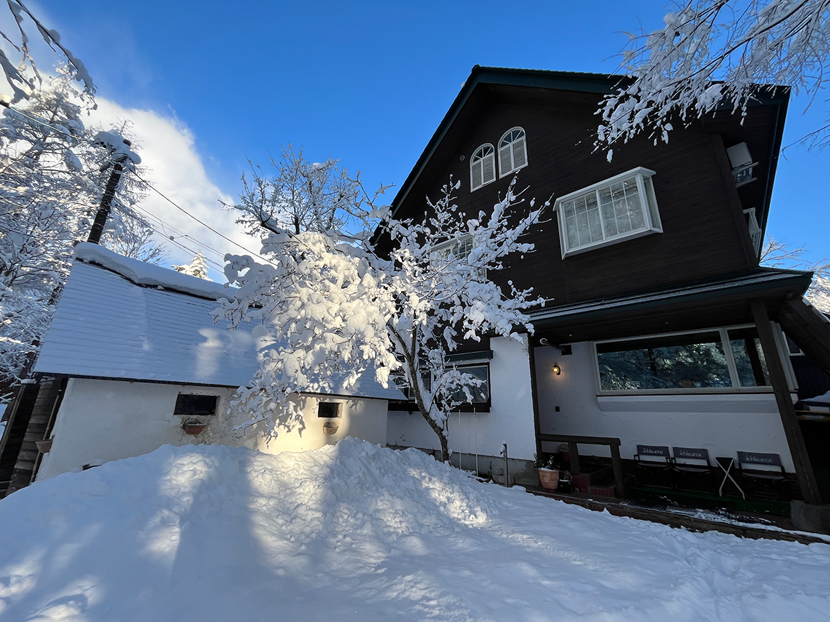冬のペンション ラァステカ — 雪景色に佇む外観